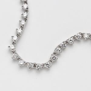 Diamanthalskæde af 18 kt. hvidguld prydet med talrige brillantslebne diamanter på i alt ca. 3.70 ct. Farve Top Wesselton F-H. Klarhed VVS-VS. L. 40 cm.