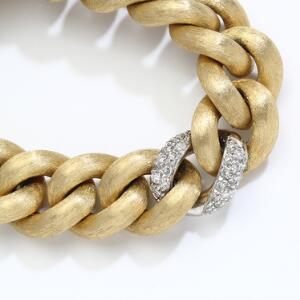 Diamantarmbånd af 18 kt. satineret guld og hvidguld prydet med talrige brillantslebne diamanter. L. 19,5 cm. Vægt 40 gr. Ca. 1970.
