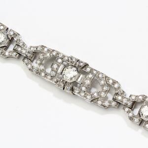 Art deco diamantarmbånd af platin prydet med talrige brillant-, baguette- og enkeltslebne diamanter på i alt ca. 7.50 ct. L. 18,5 cm. Ca. 1920-30.