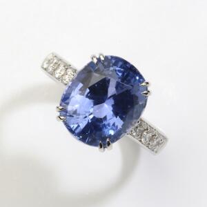 Safir- og diamantring af 18 kt. hvidguld prydet med ubehandlet oval facetslebet safir på ca. 7.95 ct. flankeret af talrige diamanter. Certifikat medfølger.