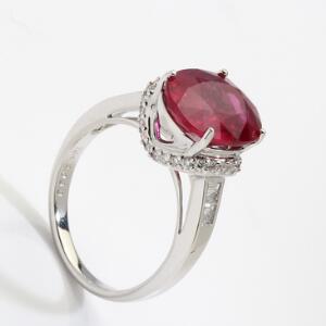 Rubin- og diamantring af 18 kt. hvidguld prydet med oval facetslebet rubin på ca. 3.10 ct. flankeret af talrige brillantslebne diamanter. Str. 54. Ca. 2006.