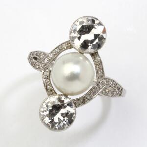 Perle- og diamantring af platin prydet med kulturperle flankeret af to brillantslebne diamanter på i alt ca. 2.50 ct. Str. 53. Ca. 1930-40.