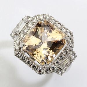 Safir- og diamantring af 18 kt. hvidguld prydet med radiant-cut ubehandlet Ceylon mandarin safir på ca. 9.91 ct. og talrige diamanter. To certifikater medfølger