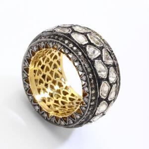 Diamant alliancering af 18 kt. guld og oxideret sterlingsølv prydet med talrige rosen- og enkeltslebne diamanter på i alt ca. 3.55 ct. Str. 59. Ca. 2005.