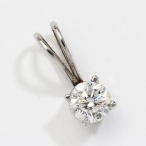 Diamantvedhæng af 14 kt. hvidguld prydet med brillantslebet diamant på ca. 0.94 ct. L. 1,5 cm. Ca. 2005.
