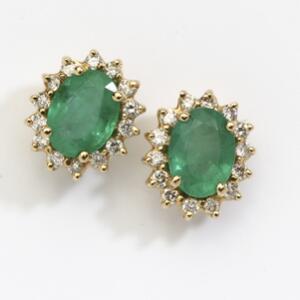 Et par smaragd- og diamantørestikker af 14 kt. guld hver prydet med oval facetslebet smaragd omkranset af talrige brillantslebne diamanter. 2