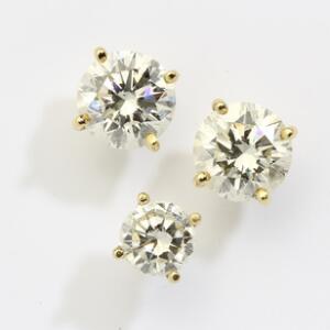 Tre diamantørestikker af 18 kt. guld hver prydet med brillantslebet diamant på ca. 1.25, 1.25 og 0.50 ct. Ca. 2005. 3