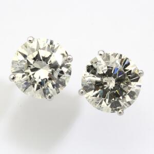 Et par diamantørestikker af 18 kt. hvidguld hver prydet med brillantslebet diamant på ca. 2.65 ct., i alt ca. 5.30 ct. Ca. 2006. 2
