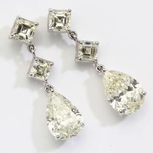 Et par diamantørestikker af 18 kt. hvidguld hver prydet med dråbe- og smaragdslebne diamanter på i alt ca. 8.00 ct. L. ca. 3,2 cm. Ca. 2005. 2