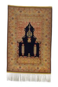 Hereke helsilke tæppe, Tyrkiet. Design med bedeniche båret af søjler. Ca. 1,9 mio. kn. pr. m2. 142 x 98.