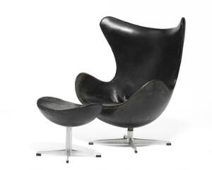 Arne Jacobsen Ægget. Hvilestol samt tilhørende fodskammel opsat på profileret stamme og firpasfod af aluminium, betrukket med patineret sort skind. 2