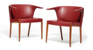 Eskild Pontoppidan Et par armstole opsat på tilspidsende ben af teak. Sider, sæde og ryg betrukket med rødt skind. 2