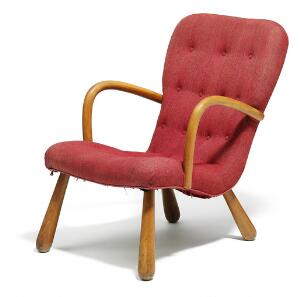 Martin Olsen, tilskrevet Lænestol med armlæn og ben af bøg. Dybthæftet sæde og ryg betrukket med rød uld.