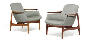 Finn Juhl FJ 53. Et par lænestole af teak. Sæde, sider og ryg betrukket med grå uld. Udført hos snedkermester Niels Vodder. 2