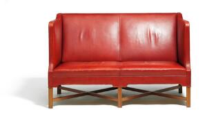 Kaare Klint Fritstående to-personers sofa opsat på seksbenet krydsstel af mahogni. Sider, sæde og ryg betrukket med originalt rød skind. Model 4118. L. 134.