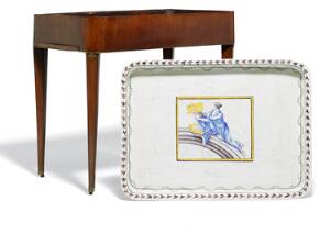 Tebordsblad af fajance, dekoreret i farver med kvinde i klassiske gevanter og skål  med flamme. På Louis XVI underdel af mahogny. Antagelig Stralsund, 18. årh.