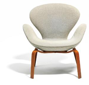 Arne Jacobsen Svanen. Hvilestol med stel af formbøjet lamineret teak. Skalformet sæde og ryg betrukket med grå uld. Model 4325.