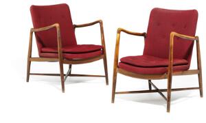 Finn Juhl Kaminstolen. Et par lænestole af bejdset bøg med krydssprosser under sæde. Betrukket med rødligt uldstof. Model BO 59. 2