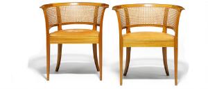 Kaare Klint Faaborgstol. Et par armstole af mahogni. Ryg og sider udspændt med fransk rørflet. Betræk i sæde af naturskind. 2