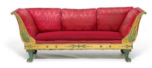 Svensk empire sofa af forgyldt og bemalet træ, svungne sider dekoreret med bladvlrk, ben i form af dyrepoter. 19. årh.s begyndelse. L. 224.