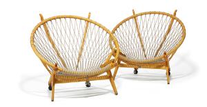 Hans J. Wegner Cirkelstolen. Et par hvilestole af formbøjet ask, ryg udspændt med flettet flagline, bagben opsat på hjul. Model PP 130. 2