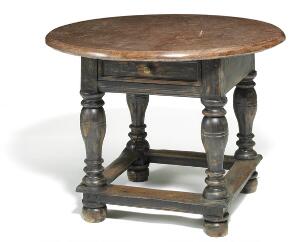 Rundt barok stenbord med plade af Ölandsten, stel af egetræ, sarg med senere skuffe. Delvis, 18. årh. H. 79. Diam. 110.