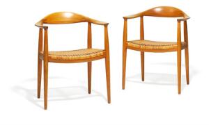 Hans J. Wegner The Chair. Et par armstole af mahogni, sæder udspændt med spanskrørsflet. Model JH-501. . 2