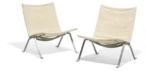 Poul Kjærholm PK 22. Et par hvilestole med stel af matforkromet stål. Sæde og ryg betrukket med sandfarvet kanvas. 2