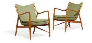 Finn Juhl FJ 45. Et par stole med stel af teak. Sider og ryg samt løs sædehylde betrukket med originalt grøn uld. 2