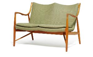 Finn Juhl FJ 45. Fritstående to-pers. sofa med stel af teak. Sider, ryg samt løse sædehylder betrukket med originalt grøn uld.