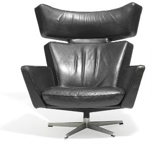 Arne Jacobsen OksenOx Chair. Lænestol på fempas fod og drejesokkel af aluminium, betrukket med originalt patineret sort skind.