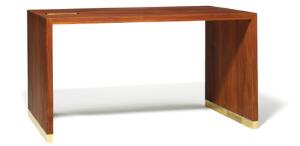 Arne Jacobsen, Flemming Lassen, tilskrevet Skrivebord af massiv teak, base med messing kantliste. Plade med messing penholder.