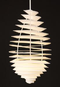 Poul Henningsen PH-Spirallampe. Pendel med trebenet stel monteret med spiralformet skærm af hvidlakeret metal.