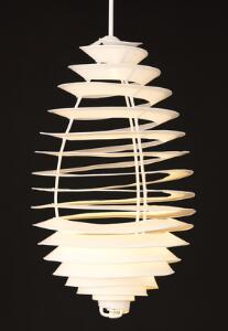 Poul Henningsen PH-Spirallampe. Pendel med trebenet stel monteret med spiralformet skærm af hvidlakeret metal.