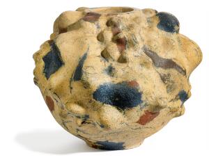 Axel Salto Frugtformet vase af uglaseret lertøj med islæt af lysegrå, rødbrun og blå stentøjsmasse. Sign. Salto. Kgl. P. H. 21.