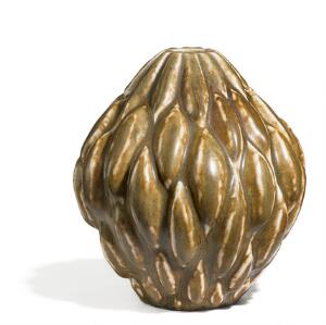 Axel Salto Vase af stentøj, modelleret med lille munding. Dekoreret med okkerbrun glasur. Sign. Salto, 20897. Kgl. P. Udført 1960. H. 14,5.