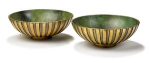 Tinos Et par skåle af bronce med kanelleret yderside, indvendigt med grøn patinering. 2