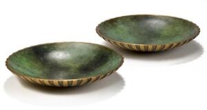 Tinos Et par fade af bronce med kanelleret yderside, indvendigt med grøn patinering. 2