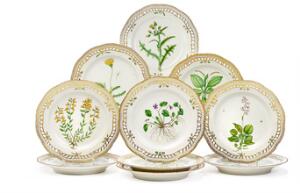 Flora Danica ti tallekener af porcelæn med gennembrudt fane, dekorerede i farver og guld med blomster. 3553. Royal Copenhagen. Diam. 26 cm. 10