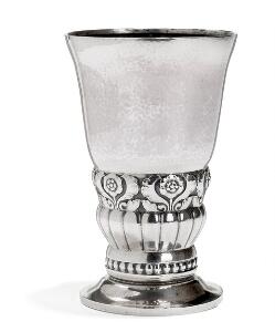 Georg Jensen Vase af hammerslået sølv smedet med stiliseret skønvirkeornamentik i form af blomster og blade. H. 20,5.