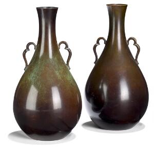 Just Andersen Et par vaser af patineret bronce, modelleret med smal hals og to små stiliserede hanke. 2