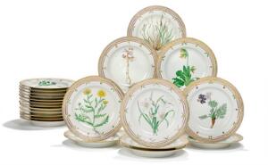 Flora Danica ti tallerkener af porcelæn, dekorerede i farver og guld med blomster. 12 tallerkener medfølger med afslag. 3949. Royal Copenhagen. Diam. 26 cm.