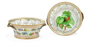 Et par Flora Danica frugtkurve af porcelæn dekorerede i farver og guld. 3534. Royal Copenhagen, 1894-1922. Diam. 21,5 cm.