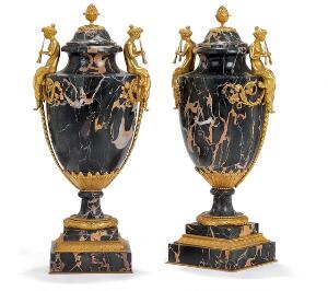 Et par franske prydvaser af sortbroget Portore Venere marmor, prydet med kvindehermer og bladværk af forgyldt bronze. Empireform, 19. årh. H. 42. 2