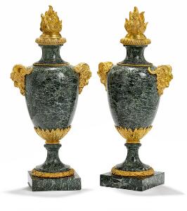 Et par franske prydvaser af grønbroget marmor. Frankrig, 20. årh. H. 36. 2
