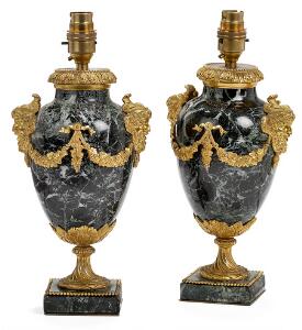 Et par franske prydvaser af grøn marmor og forgyldt bronze bordlamper. Louis XVI form, 20. årh.s begyndelse. H. 32. 2