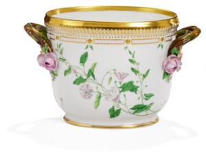 Flora Danica oval vinkøler af porcelæn, dekoreret i farver og guld med blomster. 3569. Royal Copenhagen. H. 17,5 cm.