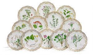 Flora Danica 12 middagstallerkener med gennembrudt bort af porcelæn. 3574 og 3526. Royal Copenhagen. Diam. 27-28 cm. 12.