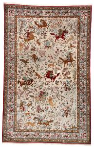Qum helsilke tæppe, Persien. Jagtscener med jægere til hest på lys bund omgivet af hovedbort med fuglemotiver. 20. årh.s midte. 325 x 206.