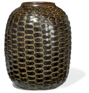 Axel Salto Vase af stentøj, modelleret i let knoppet stil. Dekoreret med sung glasur. Sign. Salto, Kgl. P. 20708. H. 18,5.